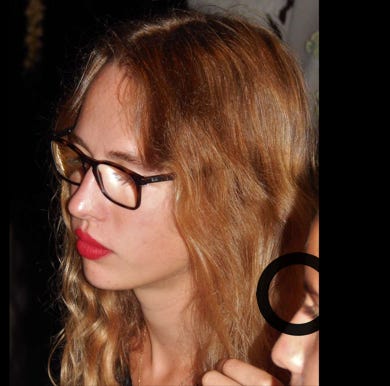 Meine jüngste Enkelin Joséphine Engelbrecht mit offenem Haar.